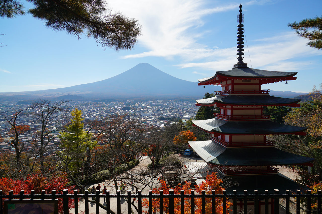 富士山と忠霊塔と紅葉