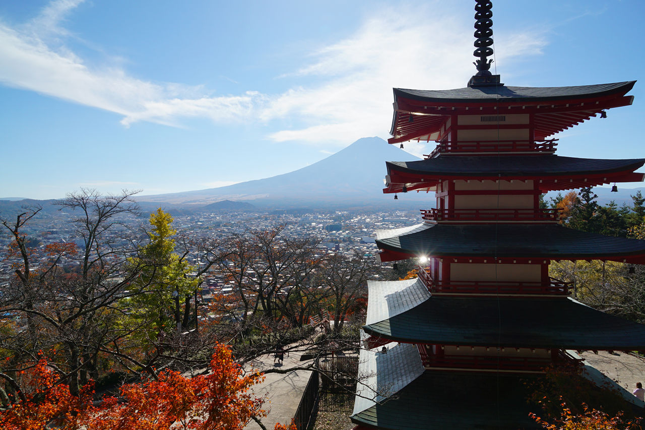 富士山と忠霊塔と紅葉